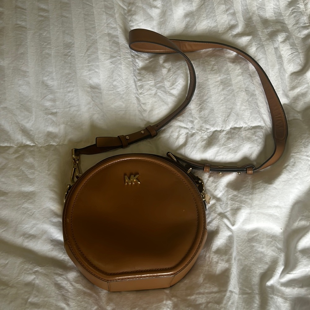 Michael kors round crossbody